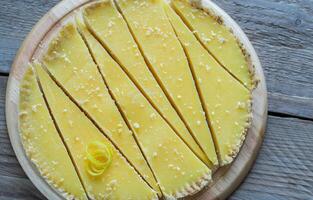 citron Tarte sur le en bois Contexte photo