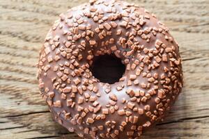 Chocolat Donut sur le en bois Contexte photo