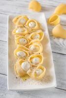 lumaconi Pâtes farci avec bocconcini photo