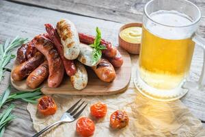 saucisses grillées avec verre de bière photo