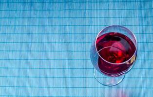 rouge du vin dans une du vin verre. le Haut vue photo