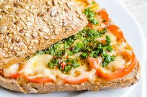 sandwich avec fondu fromage et tomates photo