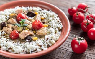 thaïlandais vert poulet curry avec mélanger de blanc et sauvage riz photo