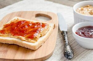 sandwich avec cacahuète beurre et fraise gelée photo