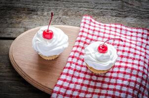 petits gâteaux avec fouetté crème photo