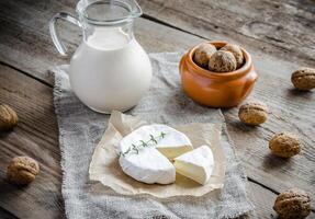 camembert avec pichet de lait et noix entières photo