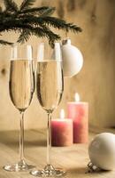 des lunettes de Champagne en dessous de décoré Noël arbre branche photo