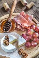 Camembert fromage avec des noisettes et prosciutto photo