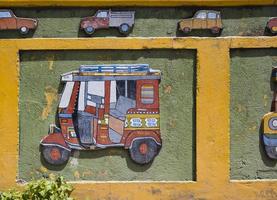 guatape, colombie, 11 septembre 2019 - détail de la façade colorée du bâtiment à guatape, colombie. chaque bâtiment de la ville de guatape a des carreaux de couleur vive le long de la partie inférieure de la façade. photo