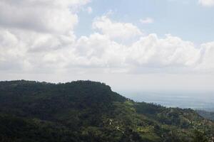 collection de des nuages dans bleu ciel dans été avec tropical forêt collines voir. photo