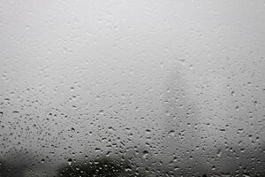 rosée gouttes dû à pluie sur verre fenêtre sur blanc brouillard Contexte photo