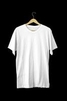 t-shirts blancs à manches courtes pour les maquettes. t-shirt uni avec fond noir pour un aperçu du design. t-shirt sur cintre pour l'affichage. photo