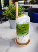 thé vert matcha latte glacé photo