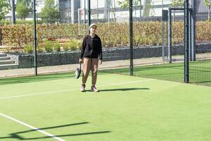 Jeune les filles en jouant padel sur une ensoleillé journée photo