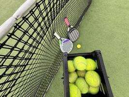 padel tennis raquette sport tribunal et des balles. photo
