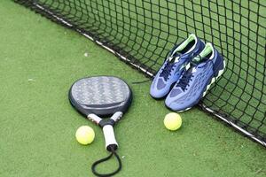 pagayer tennis et artificiel herbe, proche en haut image photo