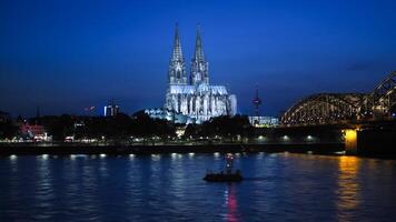 nuit vue de koeln eau de Cologne photo