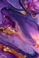 abstrait artistique couler de violet et or fluides dans marbrure effet photo