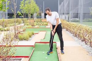 mini golf joueur détail sur vert herbe photo