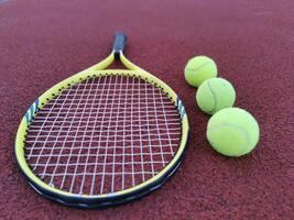 tennis raquette et Balle sur une difficile tennis tribunal photo