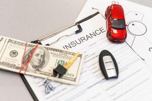 Haut vue de voiture Assurance prétendre forme avec voiture clé et voiture jouet sur bureau photo