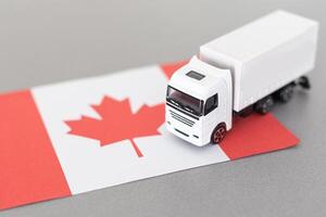 symbole de nationale livraison un camion avec drapeau de Canada. nationale camionnage icône et canadien drapeau photo