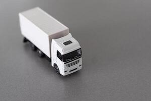 blanc cargaison livraison un camion miniature isolé sur blanc Contexte avec coupure chemin photo