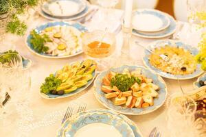 grand et généreusement couvert avec délicieux vaisselle tableau, couvert avec une nappe de table sur lequel là sont divers délicieux vaisselle de ukrainien cuisine. salades, fromage photo