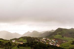 vue de le vert vallée Nord côte de Tenerife sur une pluvieux jour, canari îles, Espagne photo