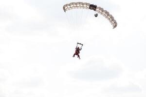 parachutisme. tandem saut. un incroyable aventure dans le ciel. photo