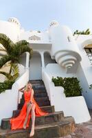 femme en marchant dans mer direction sur le tropical plage avec paumes des arbres. fille prise une marcher dans vacances de bungalow à l'eau. esprit d'aventure en voyageant et aventure vacances concept photo