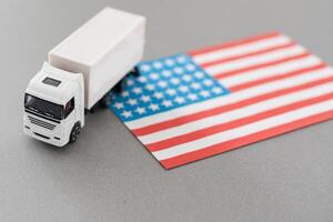 Etats-Unis logistique concept. blanc livraison van sur Etats-Unis drapeau Contexte. 3d le rendu. photo