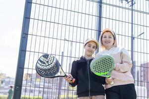 mère et fille en jouant padel Extérieur photo