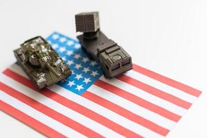 miniature jouet soldats dans bataille scène avec américain drapeau Contexte , Mémorial journée concept photo