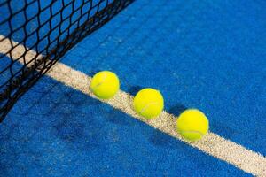 pagayer tennis raquette et des balles sur le bleu pagayer tribunal photo
