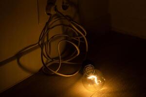 une lumière ampoule avec le corde allumé. photo