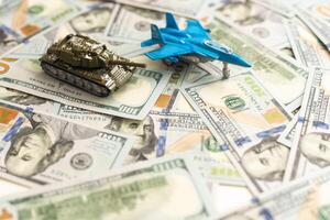 militaire combattant avion et dollars sur une blanc Contexte. photo