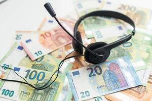 euro billets de banque écouteurs casque. argent et La technologie encore la vie concept. photo