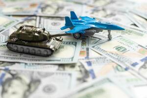 militaire combattant avion et dollars sur une blanc Contexte. photo