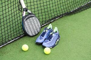 pagayer tennis et artificiel herbe, proche en haut image photo