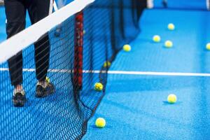 deux des balles suivant à le net de une bleu pagayer tennis rechercher. sport en bonne santé concept. photo