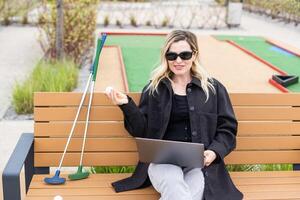 une très magnifique et Jeune femme golfeur. des sports pari application photo