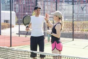 padel leçon avec une entraîneur, personnalisé instruction dans une favorable environnement. photo