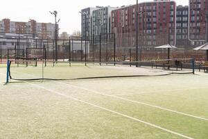 vue de multifonctionnel des sports zone avec tennis tribunaux photo