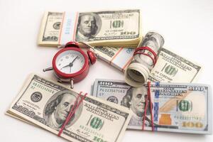 temps est argent la finance concept avec vieux ancien horloges, dollar factures, lunettes et euro pièces de monnaie photo