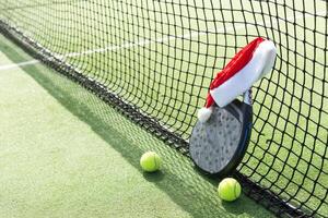 Noël ouvert padel tournoi. affiche pour social réseaux pour Nouveau années Jeux. padel tennis raquette sur tournoi. pagayer raquette sur tribunal photo