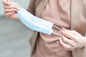 fille en portant une médical masque sur une blanc Contexte. le concept de empêcher le propager de le épidémie, santé normes photo