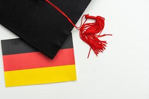 l'obtention du diplôme chapeau isolé sur blanc Contexte - éducation concept photo