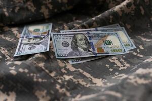 américain dollars billets de banque sur militaire pixel Contexte. photo