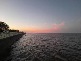 été le coucher du soleil dans le rivière photo